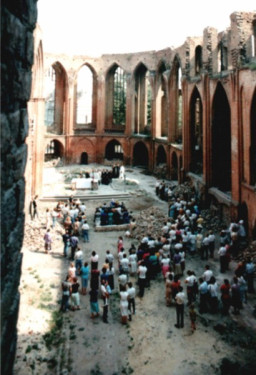 20 sierpnia 1989 – po uprzątnięciu gruzu w ruinie odbyło się I Nabożeństwo Ekumeniczne 