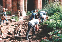 Byli mieszkańcy Königsbergu i młodzież z Wettbergen podczas prac porządkowych 