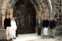 F. u. R. Kumkar, B. Schwarz, Prof. Dżwigaj, P. Helbich,
G. Stoewer vor der Bronzetür, Aug 