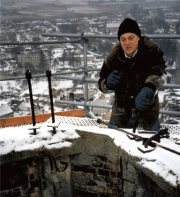 Architekt M. Płotkowiak na iglicy wieży, grudzień 1998 