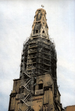 Iglica z żelbetonowym gorsetem i wiechą, luty 1999 r. 