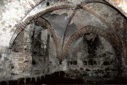 Ściana północna z wejściem do kościoła i ściana wschodnia przed renowacją, 1999 r. 