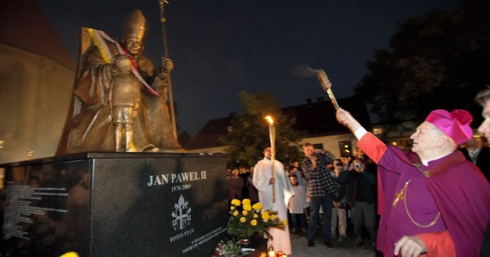 Pomnik Jana Pawła II w Chojnie